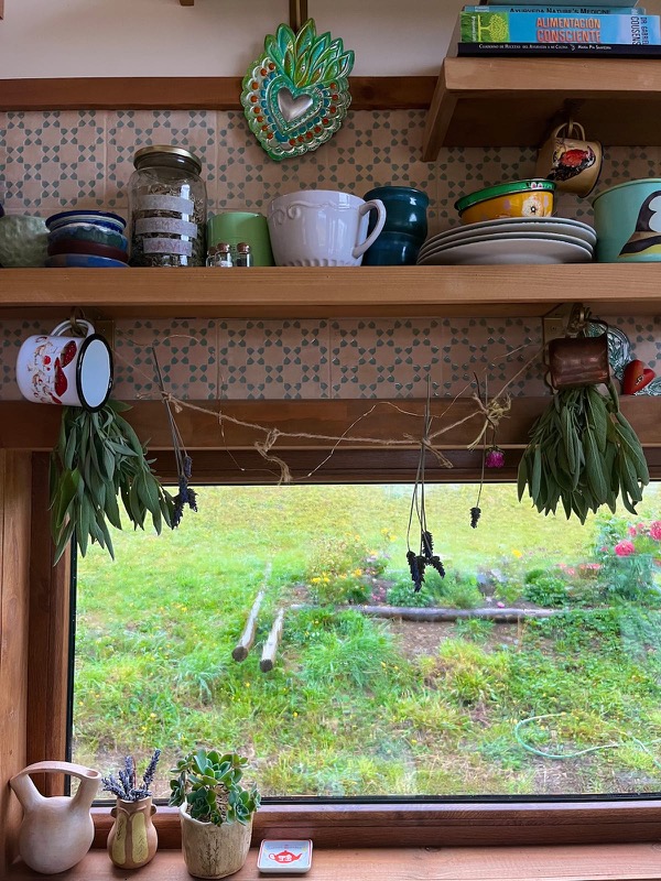 Cocina con ventana al jardín