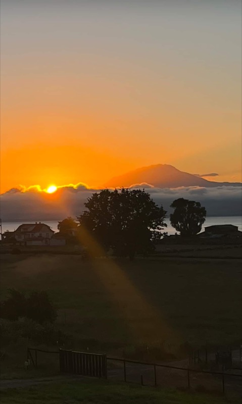 Atardecer sobre el lago desde la casa