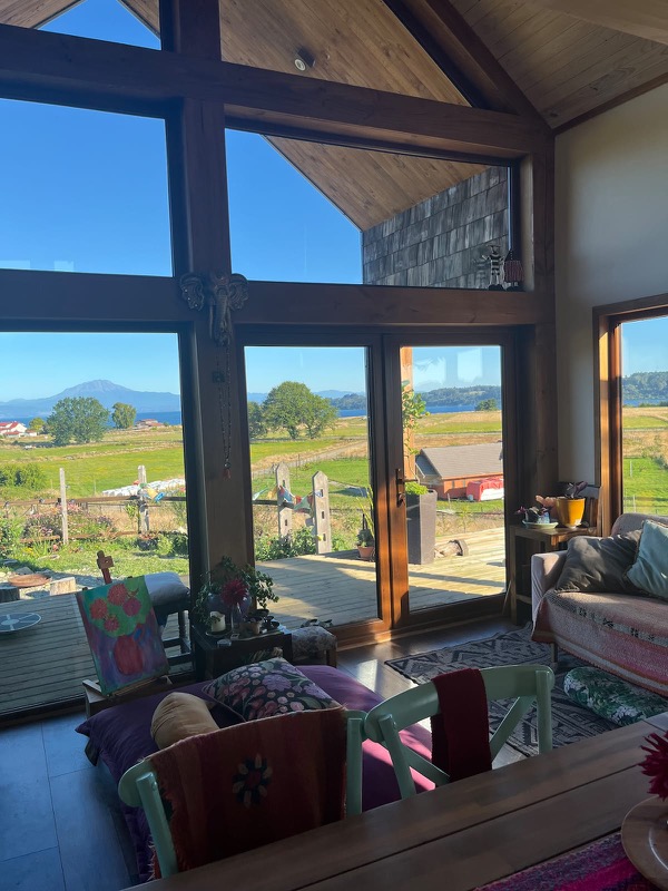 Living con ventanales hacia el campo y el lago