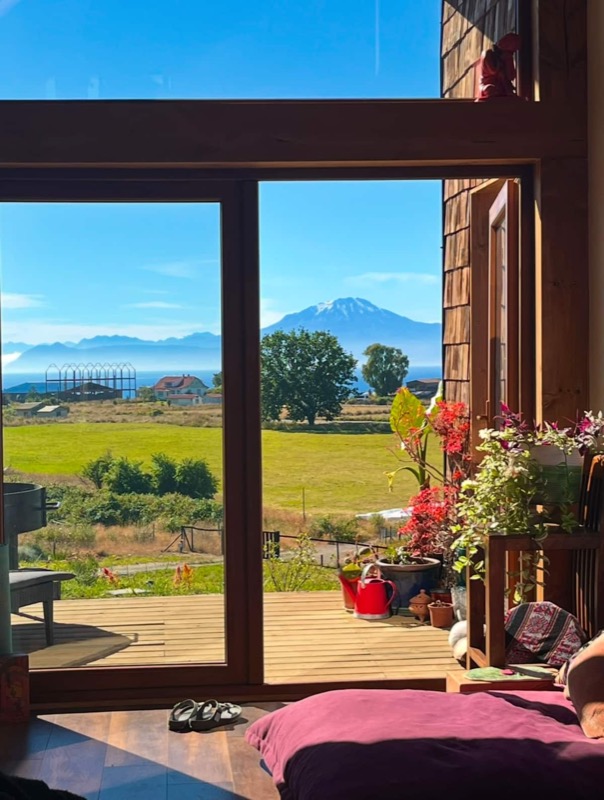 El volcán Osorno visto desde la ventana del living de Casa Maqui