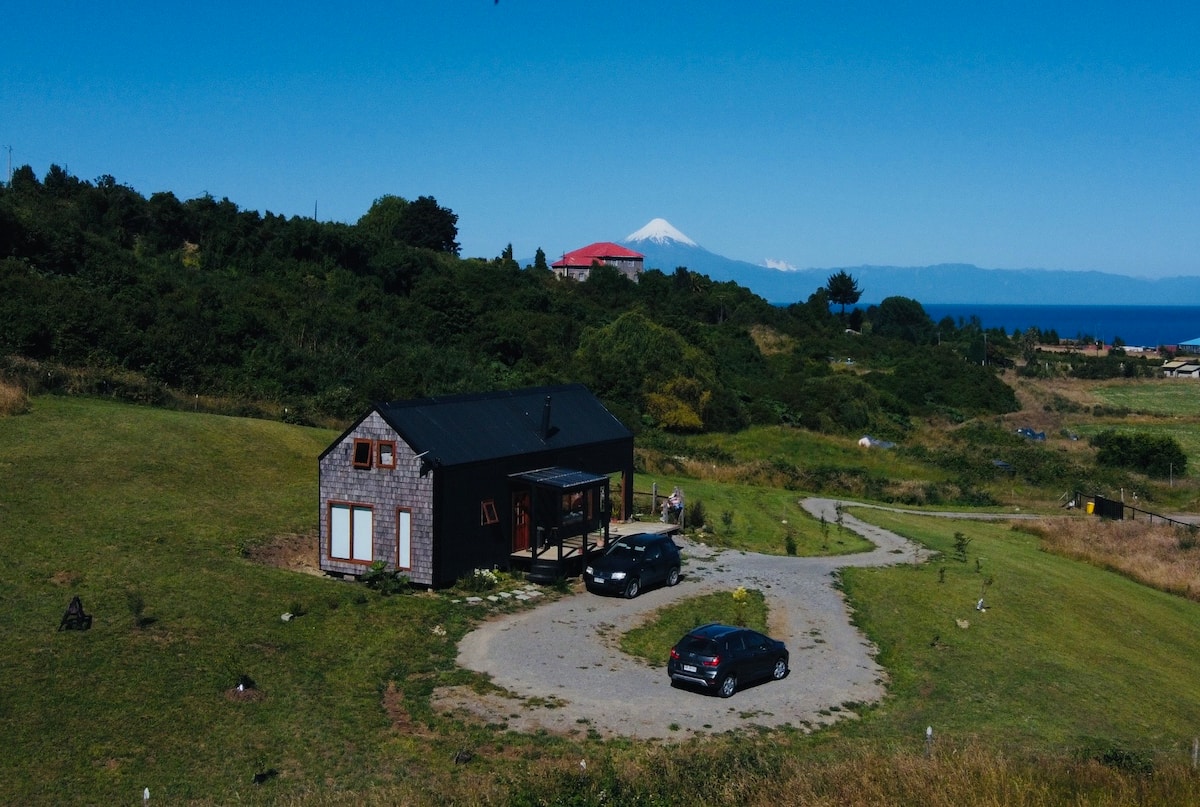 Casa Maqui en su terreno, con el lago Llanquihue y el volcán Osorno al fondo